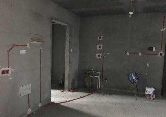 找熟人做的電路，地走斜線，墻開橫槽，省了不少錢！