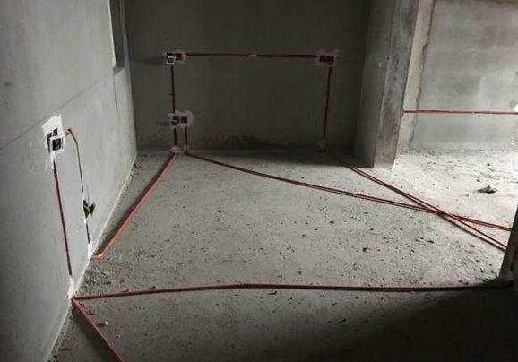 找熟人做的電路，地走斜線，墻開橫槽，省了不少錢！