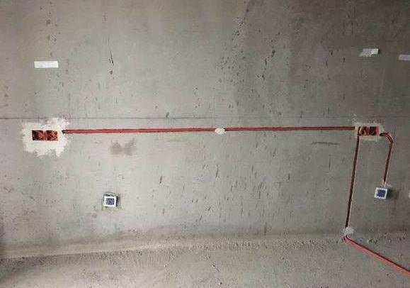 找熟人做的電路，地走斜線，墻開橫槽，省了不少錢！