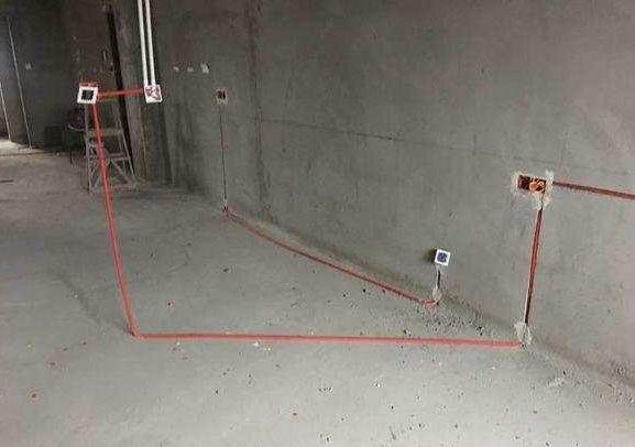 找熟人做的電路，地走斜線，墻開橫槽，省了不少錢！