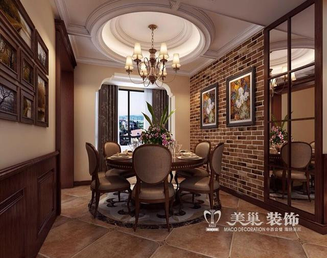 餐廳吊頂及背景墻面文化石和護墻板完美結合，美式鄉土味十足